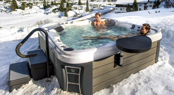 Nemusíte relaxovat jenom v domě, zvláště když máte málo místa. Akrylátová vířivá vana Everest nabízí stylový relax až pro 5 osob s proudem z 88 jet trysek poskytujících klasickou nebo pulzní masáž (MOUNTFIELD)