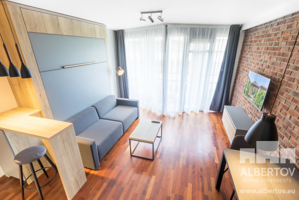 Úspěšný areál se servisovaným nájemním bydlením v centru Prahy – Albertov Rental Apartments – si ke svým desátým narozeninám nadělil postupnou renovaci všech interiérů. Rozsáhlou modernizaci celkem 269 plně vybavených apartmánů provádějí architekti skupiny CTR v duchu současných trendů v bydlení. Mění se design i zařízení pro ještě vyšší pohodlí dlouhodobých nájemníků. Inspirovat se můžete při virtuální prohlídce bytů na www.albertov.eu. (Zdroj: Albertov Rental Apartments)