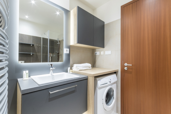 Úspěšný areál se servisovaným nájemním bydlením v centru Prahy – Albertov Rental Apartments – si ke svým desátým narozeninám nadělil postupnou renovaci všech interiérů. Rozsáhlou modernizaci celkem 269 plně vybavených apartmánů provádějí architekti skupiny CTR v duchu současných trendů v bydlení. Mění se design i zařízení pro ještě vyšší pohodlí dlouhodobých nájemníků. Inspirovat se můžete při virtuální prohlídce bytů na www.albertov.eu. (Zdroj: Albertov Rental Apartments)