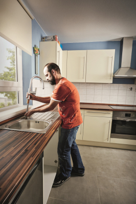 Instalace baterie (Zdroj: Hornbach)