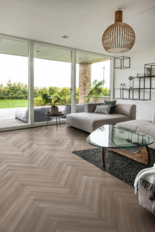 Kährs minerální podlahy SPC - kolekce Wood Herringbone Design, dekor Whinfell, vzor rybí kost (zdroj: KPP)