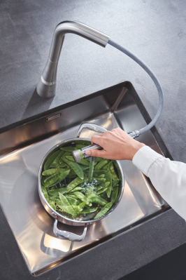 Součástí kuchyňské baterie GROHE SmartControl jsou dva další praktické benefity, které usnadní každodenní život v kuchyni: Výsuvná sprchová hlavice zajišťuje maximální flexibilitu a díky magnetickému dokovacímu mechanizmu se sprcha po použití automaticky vrací do původní polohy. (Zdroj: GROHE)