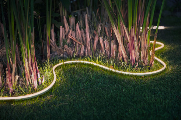 Flexibilní světelné pásky Philips Hue Lightstrip Outdoor disponují stupněm krytí IP67, který zaručuje bezpečné užívání ve venkovních prostorech. Cena cca 2 349 Kč