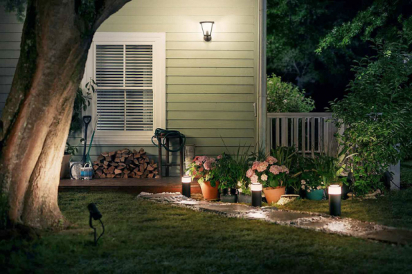 Díky pohybovému senzoru Philips Hue Outdoor se světla na stěně při vašem pohybu po zahradě vždy automaticky rozsvítí (PHILIPS)