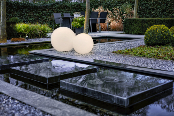 Svítící koule Garden Lights můžete pomocí dálkového ovladače rozzářit různými barvami. Jsou oblíbeným svítícím solitérním doplňkem v zahradě. Nejlépe vyniknou v okolí travin a v kombinaci různých velikostí (www.led-zahrada.cz)