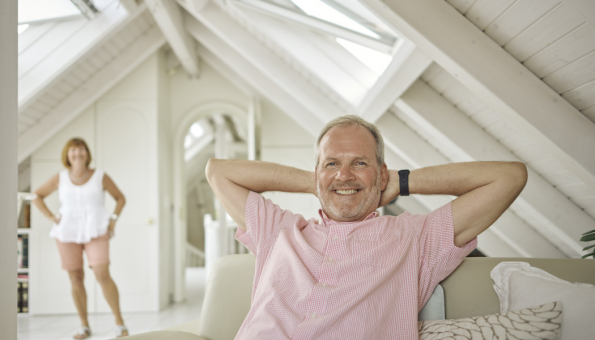 Ke zdravému životnímu stylu může patřit i lenošení, to když máte doma chytré ovládání střešních oken VELUX ACTIVE with NETATMO. Dostatek světla, tepla a čistého vzduchu (CO2) v interiéru hlídají senzory a na základě vyhodnocení údajů se střešní okna se systémem VELUX ACTIVE automaticky otvírají, zavírají i zastiňují. (Zdroj: VELUX)