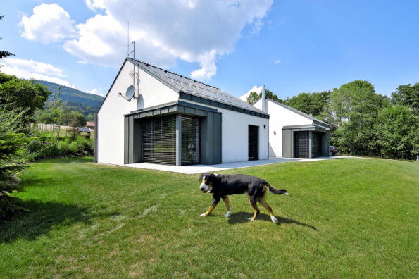 Výsledkem vašeho úsilí může být nakonec podobně zdařilý dům jako tento, který navrhl ateliér Master Design. Více užitečných informací o stavbě domu najdete na www.master-design.cz