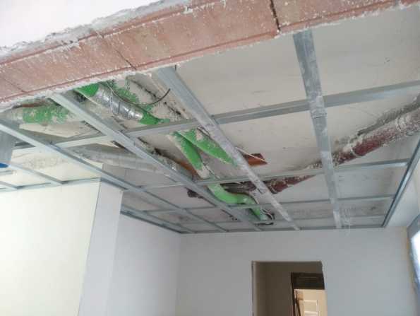 Příprava podkladu, montáž sádrokartonových rastrů včetně ukončení sádrokartonovými deskami je proces náročný na správnou volbu materiálů a doplňků.  (Zdroj: Wienerberger)