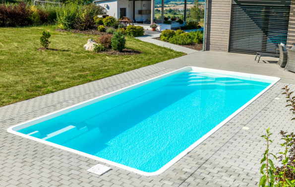 Sklokompozitní bazény řady Coral mají integrované schodiště s protiskluzovými nášlapy. Na fotografii model Gemini. (Zdroj: Mountfield)