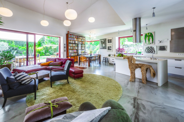 Cenu Interiér roku získal interiér domu D15, který navrhlo interiérové studio OOOOX a Radka Kubková. Nechybí moderní design, ale interiér zároveň odráží osobní příběhy rodiny