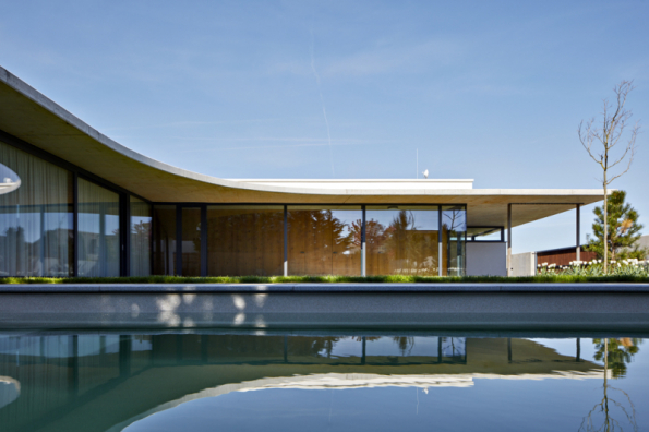 3. místo získal dům D10, navrhli architekti Juraj Benetin, Mirka Gašparová, Matej Grébert a Juraj Kupraš ze studia Compass atelier. Chytrým řešením se podařilo na nevelkém pozemku umístit komfortní dům i zahradu s bazénem, a přitom chránit soukromí obyvatel