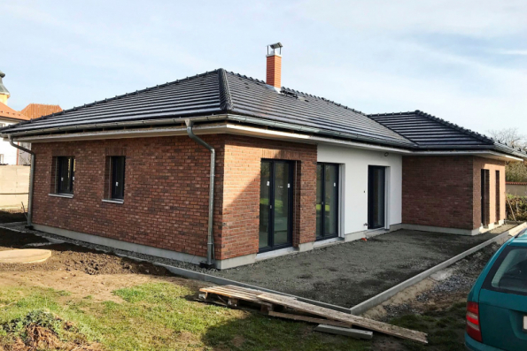 Zděný dům využívá všechny benefity uceleného stavebního systému Porotherm, včetně cihelné fasády (WIENERBERGER)
