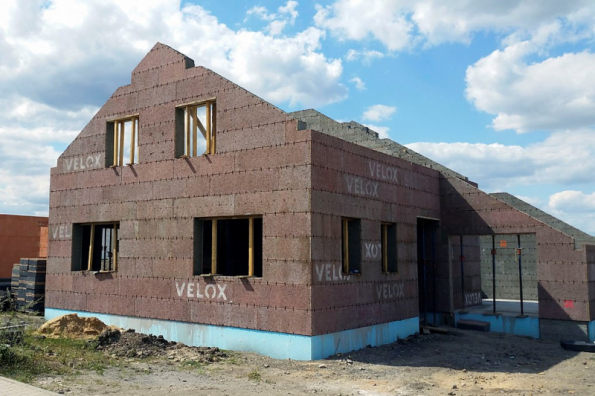 Systém Velox kombinuje příznivé vlastnosti dřeva a pevnost betonu. Na venkovní bednění se používají dvouvrstvé desky WS-EPS (dále jsou desky Velox WSD, WS, okrajové pruhy, desky pro montáž příček a další produkty), které jsou tvořeny deskou tloušťky 35 mm s nalepenou vrstvou bílého nebo šedého polystyrenu o tloušťce 50 až 200 mm (HOFFMANN)