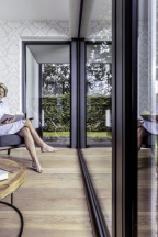 Hliníkové obložky REHAU kombinují perfektní design s praktickou funkčností. Snoubí originální vzhled a barevnost hliníku společně s lepšími izolačními schopnostmi plastu. (Zdroj: REHAU)