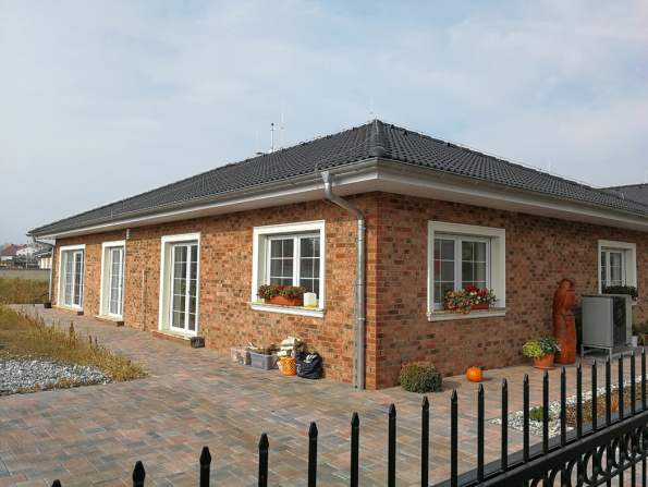 Cihla si dobře rozumí s každou barvou oken, střechy nebo se dřevem (Zdroj: Klinker Centrum s.r.o.)