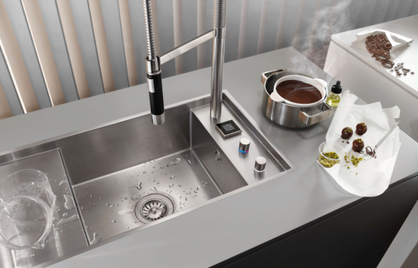 Systém eUnit Kitchen řídí pomocí elektroniky dávkování vody, průtok a teplotu vody a provoz dřezové zátky. Elektronika dokáže přesně naměřit objem vody podle receptu (DORNBRACHT)