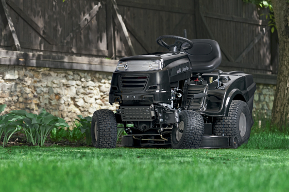 Zahradní traktor MTD (Zdroj: Hornbach) 