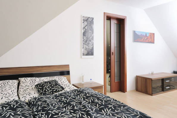 Pouzdro Norma Standard pro dveře zasouvající se do stěny je ideálním řešením do podkrovních místností, kde je třeba šetřit místem nebo k de by mohlo dojít ke kolizi otočných dveří a šikmého stropu (JAP FUTURE)