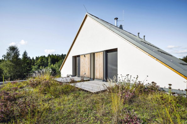 Dřevostavbu pasivního domu (firma Atrea, architekt Ing. Tomáš Krupa) propojuje se zahradou i další zajímavý prvek – zatravněná střešní terasa