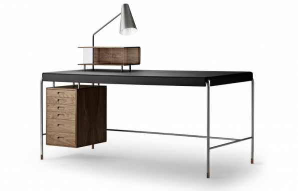 Pracovní stůl Society Table AJ52 (CARL HANSEN &amp; SON) navržený již v roce 1952 designérem Arne Jacobsenem, na výběr ze dvou typů dřev – dub a ořech, čtyř povrchových úprav dřeva a dvou barev kůže, velikost 140 x 70 cm a 160 x 70 cm, cena od 178 840 Kč, prodává www.stockist.cz