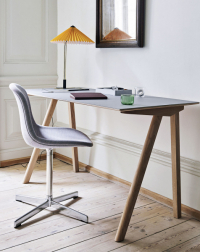 Pracovní stůl CPH 90 z kolekce Copenhague (HAY), design Ronan &amp; Erwan Bouroullec, matně lakované dubové dřevo/linoleum, 130 x 65 cm, výška 74 cm, cena 18 150 Kč; židle Neu 10 Upholstery (HAY), ergonomicky tvarovaná skořepina, cena na dotaz, prodává www.designville.cz