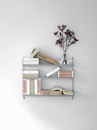 Policový systém z kolekce String Pocket (STRINg), lakovaná ocel/MDF, 50 x 15 x 60 cm, cena 4 150 Kč, prodává www.malinadesign.cz