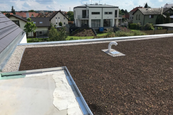 V části domu, kde je plochá střecha se instaloval systém zelené střechy, tedy substrát s integrovanými rostlinkami, které časem vytvoří krásnou architektonickou část zeleného prostřední na domě, a to v místech terasy (zdroj: Wienerberger)