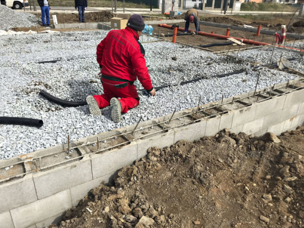 Před vylitím finálního betonu základové desky je nutné uložit všechny potřebné prostupy pro instalace, odpady, přívody a případně větrací potrubí pro odvod radonu (WIENERBERGER)
