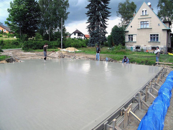 Finální úprava základové desky (CEMEX)