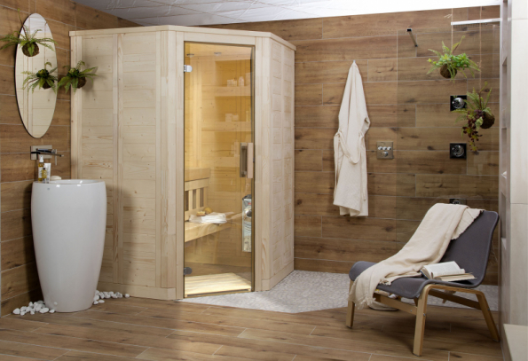 Koupelnová studia SIKO nabízejí koncept domácí wellness koupelny s finskou saunou Mini Harvia v různých provedeních. K ní se krásně hodí organicky tvarované umyvadlo Il Bagno Alessi a bezbariérový sprchový kout s hlavovou sprchou. Atmosféru dotvoří obklady a dlažby s dekorem dřeva