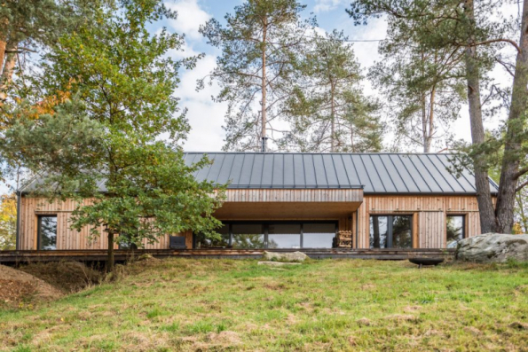 Jednoduchý víkendový dům nabízí dokonalé místo pro relaxaci (foto: Vesper Frames)
