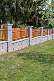Systém SIMPLE BLOCK tvoří sedm typů tvarovek s fazetou. Systém je vhodný pro bezespárové zdění, takže odpadá pracné dodatečné zapravování spár (PRESBETON)