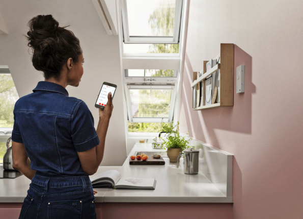 Dostatek přirozeného světla v podkrovních místnostech i dostatečné a správné větrání automaticky zajistí střešní okna VELUX ACTIVE with NETATMO (VELUX)