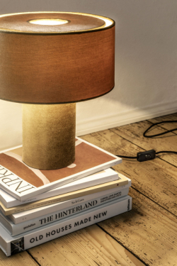 Sametová stolní lampa Frida (Westwing Collection), O 30 cm, výška 36 cm, cena 1 794 Kč, www.westwingnow.cz
