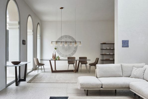 Stoly z kolekce Art Wood vynikají diagonálně orientovanou podnoží z masivního dřeva, která dodává velkou stabilitu a dynamický design. Deska je na výběr ze skla nebo keramiky v různých provedeních a rozměrech (obdélníková o délce 2–3 m, kruhová ve 3 velikostech). Vyrábí společnost Bonaldo, u nás nabízí např. studio Punto Design