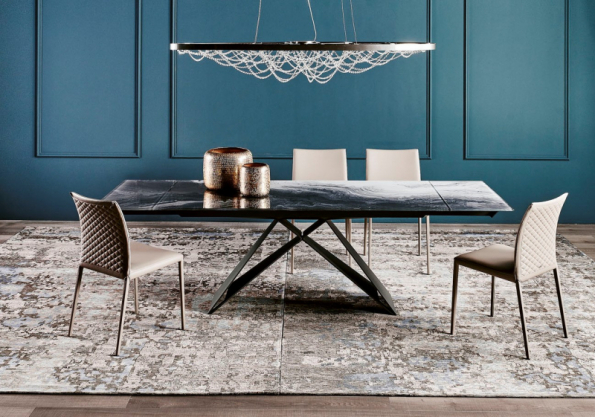 Společnost Cattelan Italia vyvinula novou technologii zpracování skla Crystalart, která dodává stolním deskám zcela unikátní vzhled. Na fotografii je stůl Premier s ocelovou podnoží a rozkládací skleněnou deskou k nerozeznání od leštěného mramoru (www.cattelanitalia.com)