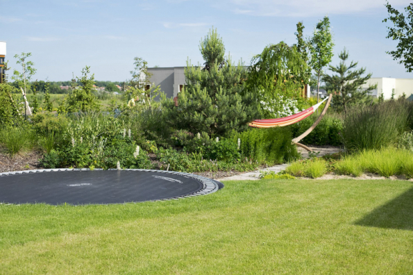 Trampolína byla poněkud netradičně přáním paní majitelky, a to ještě v době, k dy rodina neměla děti. Tehdy u nás nebyl podobný typ trampolíny k sehnání, byla proto dovezena z Anglie
