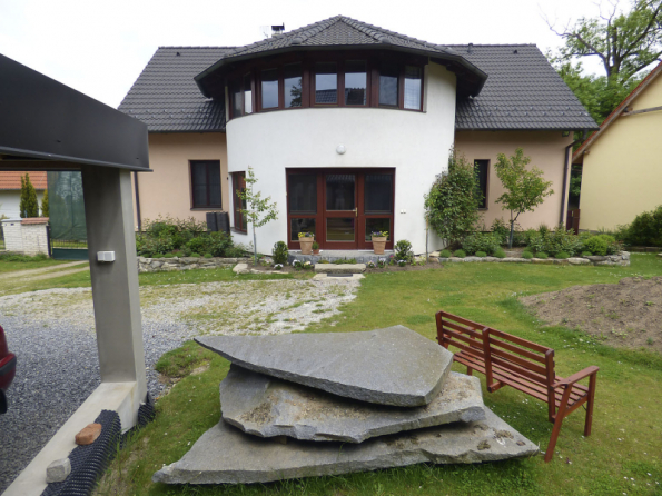 Tyto desky budou propojovat vchod do domu a okraj přístřešku pro auta. Zatím je tu provizorní štěrková plocha. Žula je vynikající a prakticky nezničitelný materiál, který při správném uložení vydrží „na věky“