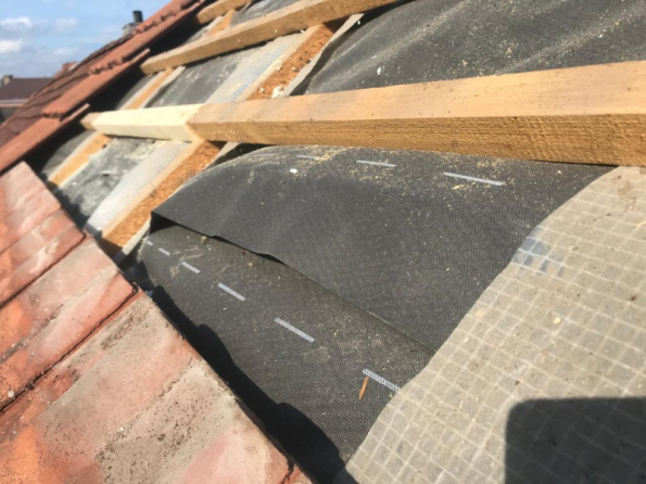 Volně expandující pěna způsobuje vyboulení fólie k laťování. I z těchto důvodů nelze tento typ izolantu považovat za vhodný (zdroj: Dörken)