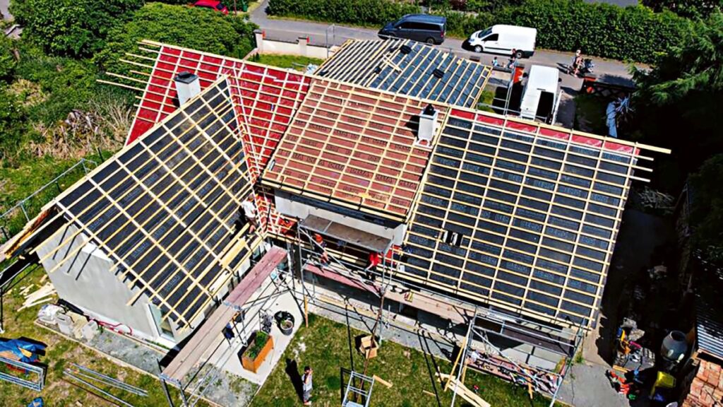 Finální provedení pojistné hydroizolace v různých třídách těsnosti v souvislosti s použitou skládanou pálenou krytinou
