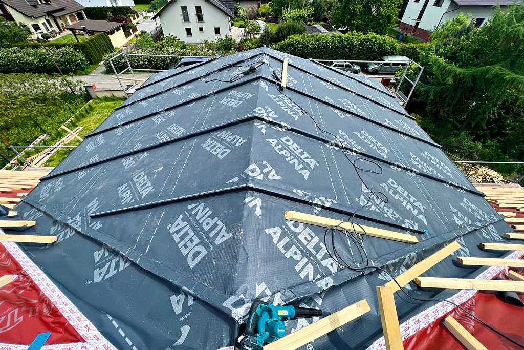 Pro část střechy s nejnižším sklonem v návaznosti na typ použité krytiny musela být realizována nejpřísnější třída těsnosti 1