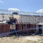 Pokládka parotěsné fólie DELTA – PVG PLUS na pohledový záklop. Při vzduchotěsném provedení ochrání stavbu proti vodě
