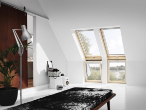 Kombinací různých typů střešních oken lze vytvořit efektní řešení (VELUX). Kombinací různých typů střešních oken lze vytvořit efektní řešení (VELUX).
