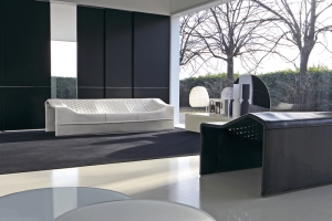 Pohovka Skin 02 (design Jean Nouvel, Molteni), ocelová konstrukce v kombinaci s kůží, cena k doptání (NOBIS).